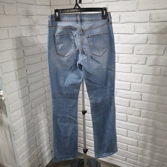 NWT Old Navy Ladies Size 6 Light Wash Mid Rise Bootcut Blue Jeans - Picture 2 of 13